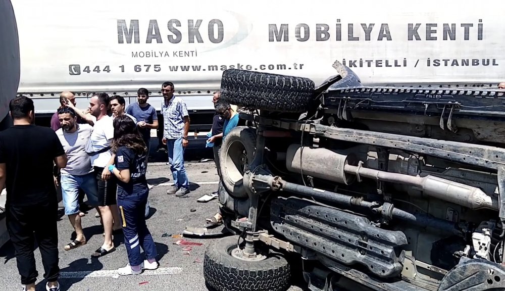 Tır kırmızı ışıkta bekleyen 2 araca çarptı: 5 yaralı