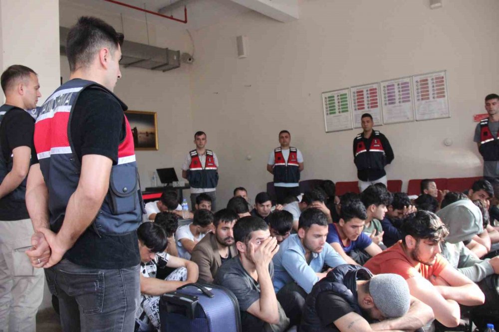 138 düzensiz göçmen sınır dışı ediliyor