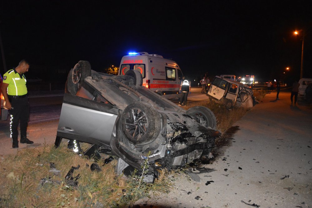 Cip ile hafif ticari araç çarpıştı; 2 ölü, 1 yaralı