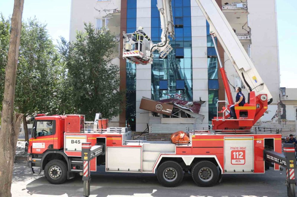 Depremde hasar gören Kur’an kursu binasında yangın paniği