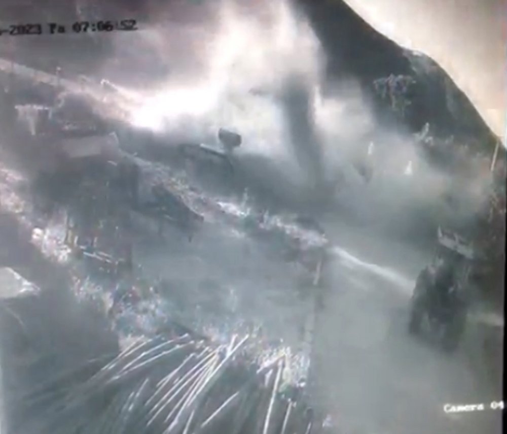 Devrilen TIR'dan fırlayan balyanın altında kalıp, öldü