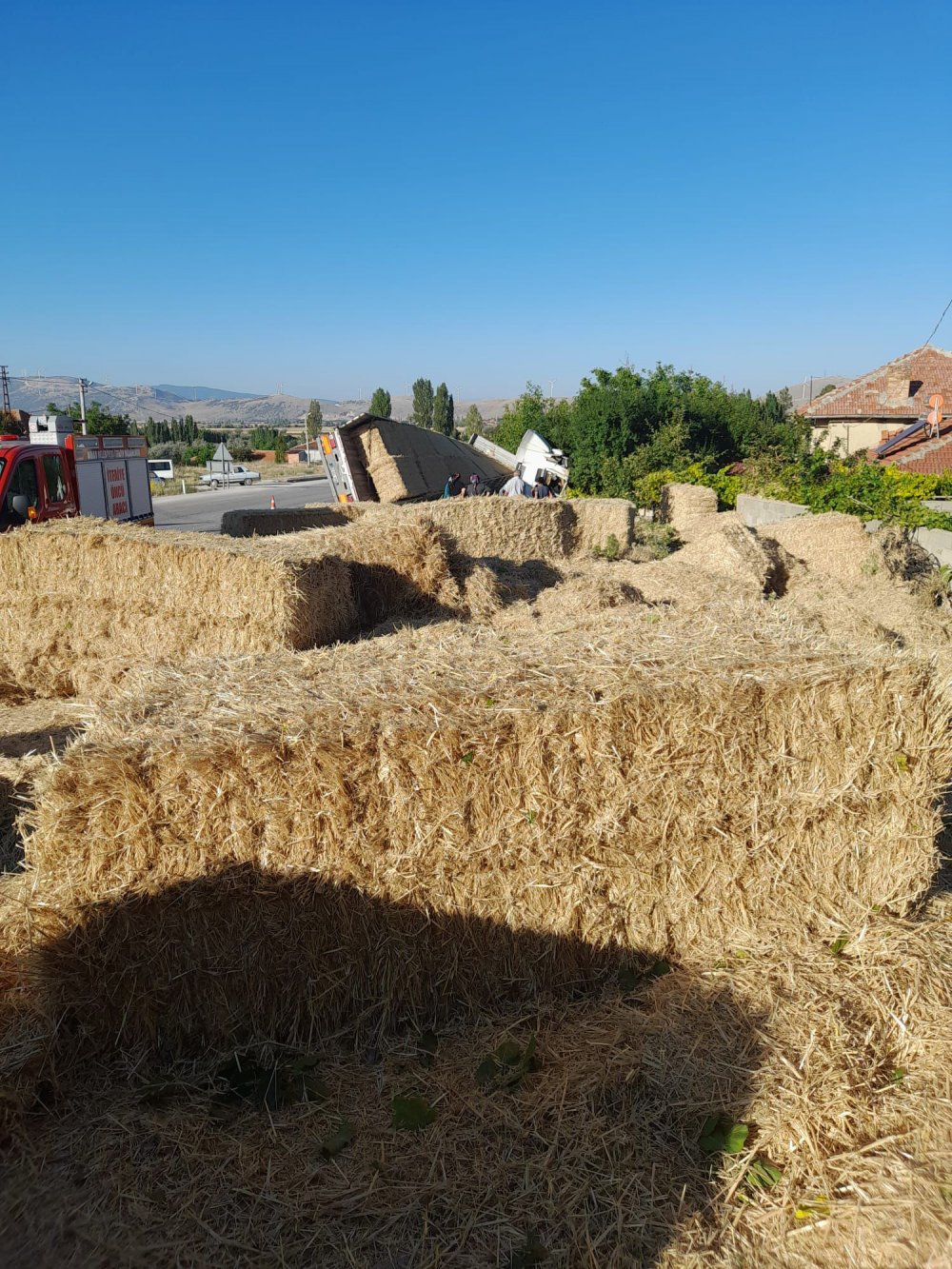 Devrilen TIR'dan fırlayan balyanın altında kalıp, öldü