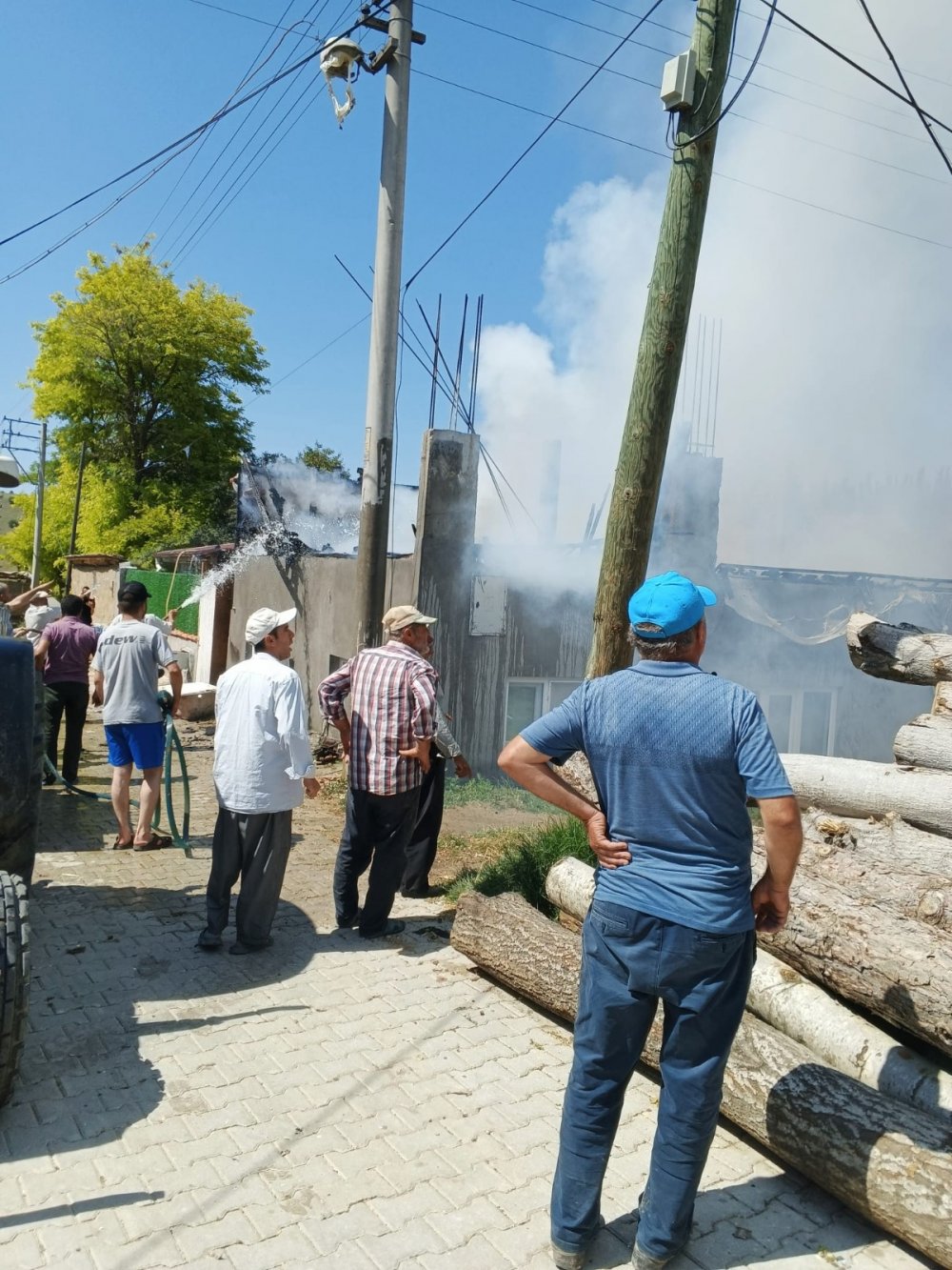 Evlerinin yandığını fark etmeyen çift, komşuları sayesinde kurtuldu