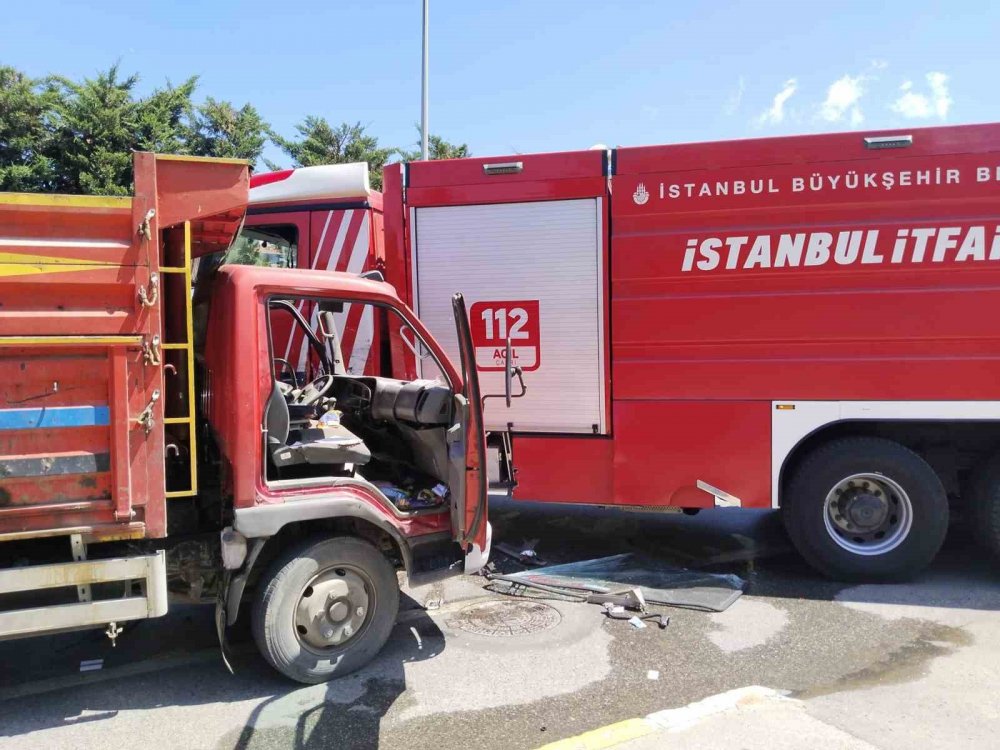 Kamyon ile itfaiye aracı çarpıştı