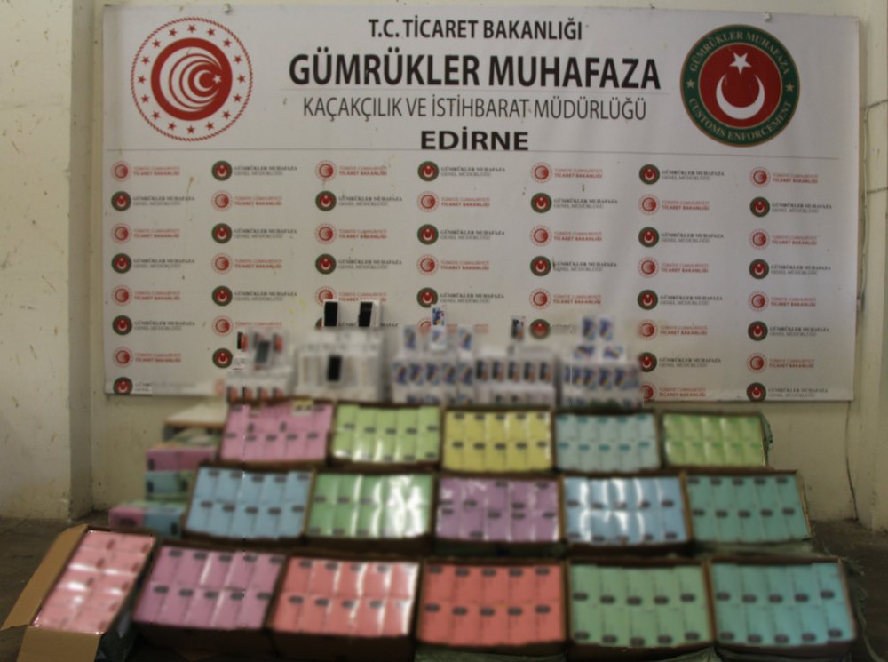Kapıkule'de 10 milyon TL değerinde kaçak cep telefonu ve elektronik sigara ele geçirildi