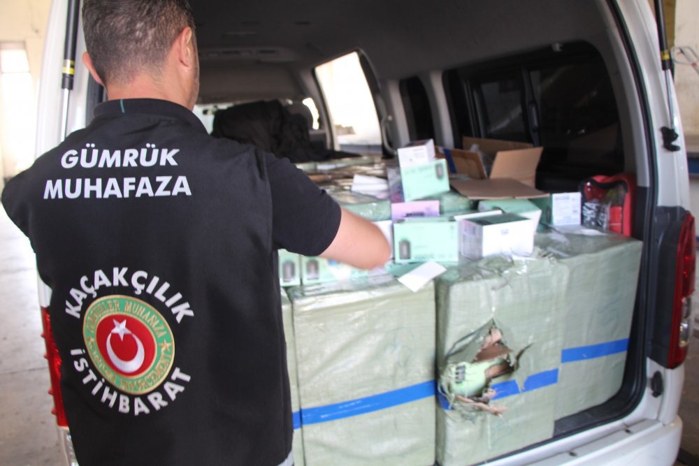 Kapıkule'de 10 milyon TL değerinde kaçak cep telefonu ve elektronik sigara ele geçirildi