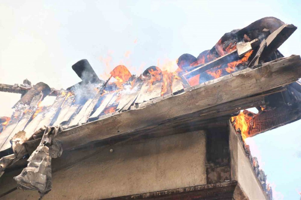 Koruma altındaki tarihi bina alev alev yandı
