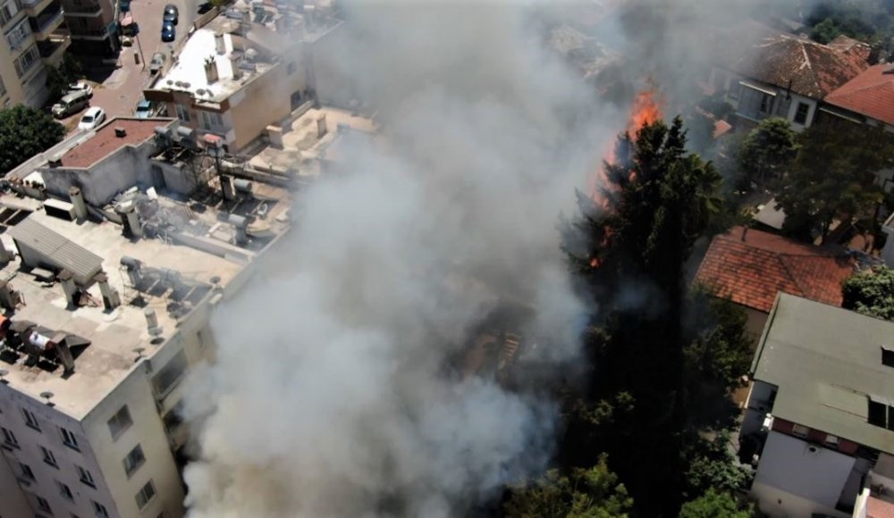 Koruma altındaki tarihi bina alev alev yandı