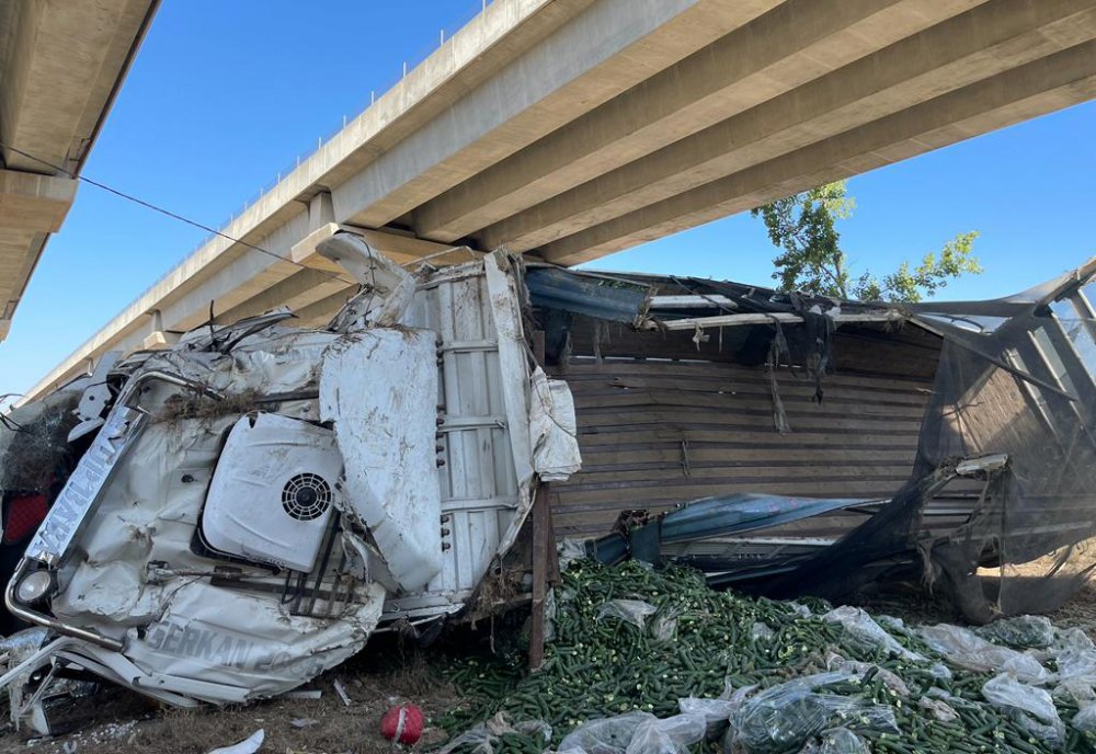 Lastiği patlayan kamyonet, viyadükten düştü; 3 yaralı