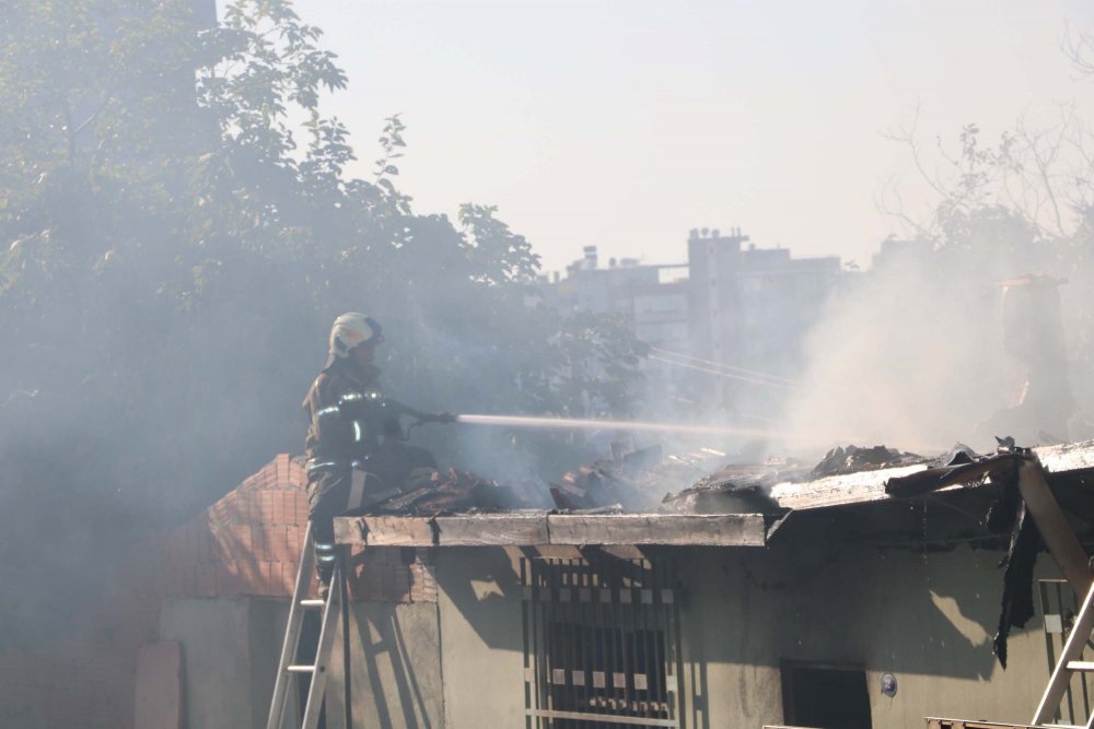 Market deposunda korkutan yangın