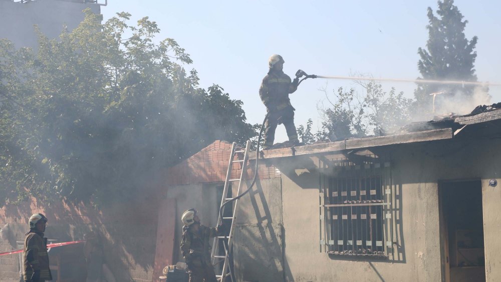 Market deposunda korkutan yangın