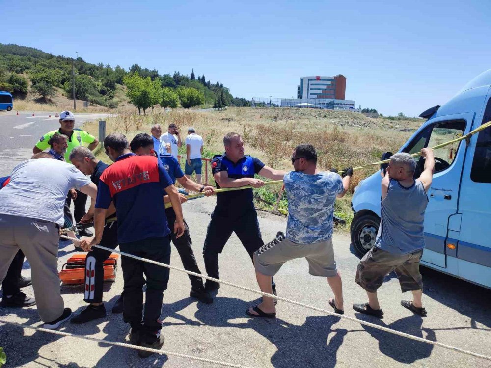 Minibüsün köprüden düşmemesi için iple sımsıkı tuttular