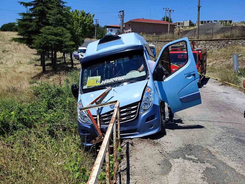 Minibüsün köprüden düşmemesi için iple sımsıkı tuttular