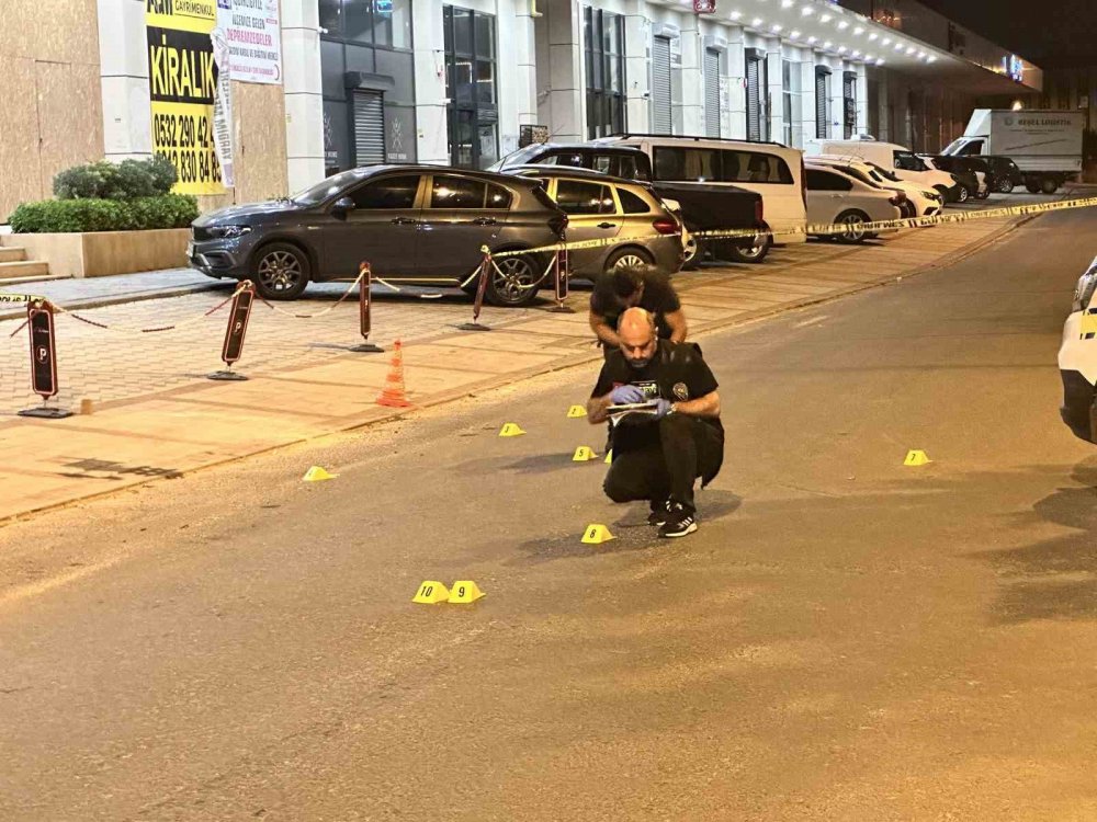 Motosikletli saldırgan galeriye kurşun yağdırdı