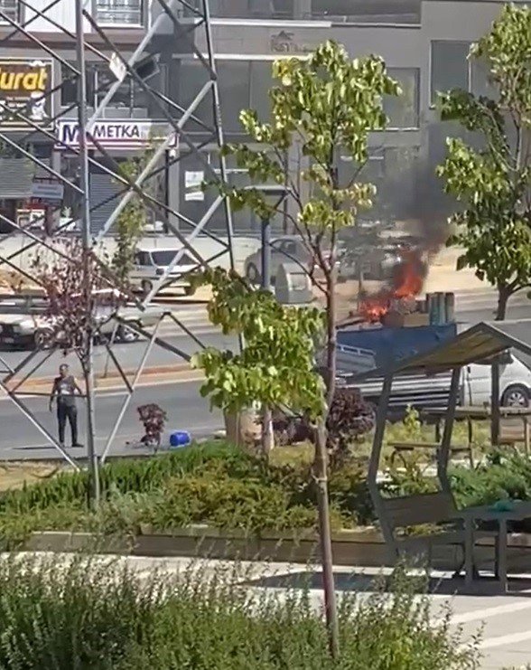 Nakliye firmasına ait kamyonet alev alev yandı