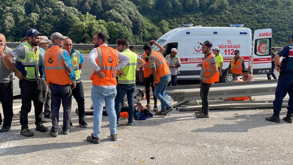 Otoyolda otomobil ile kamyonet çarpıştı: 11 yaralı