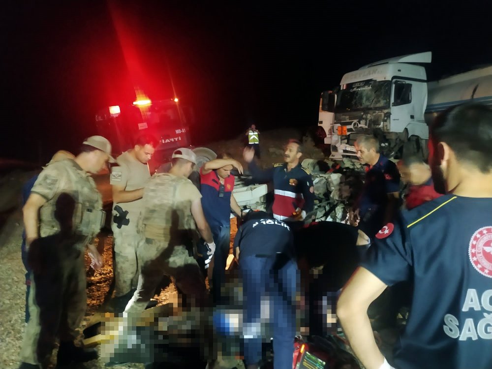 TIR ile çarpışan kamyonetteki baba- oğul öldü