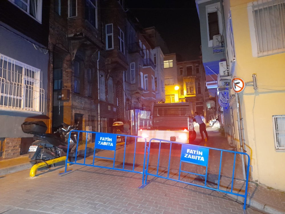 3 katlı metruk binada balkon çöktü