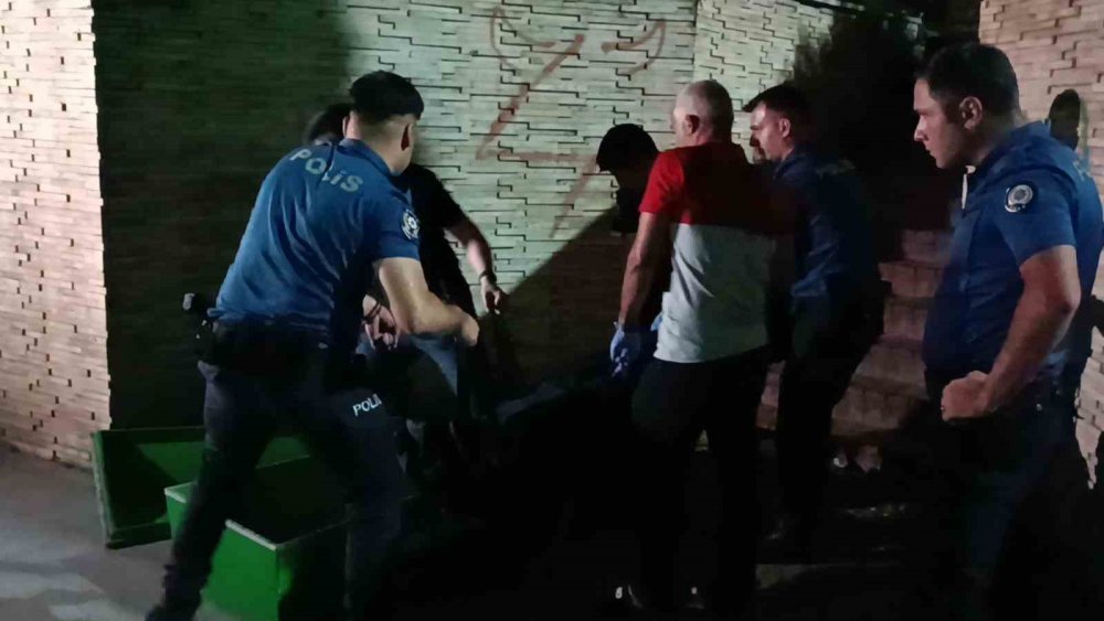 Genç adam parkta ölü bulundu