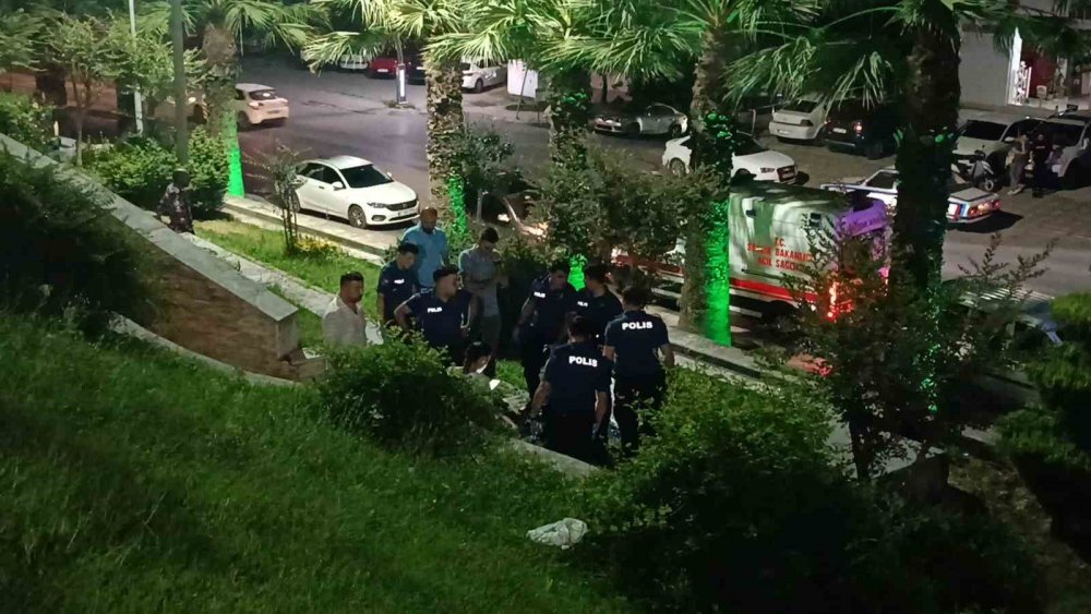 Genç adam parkta ölü bulundu