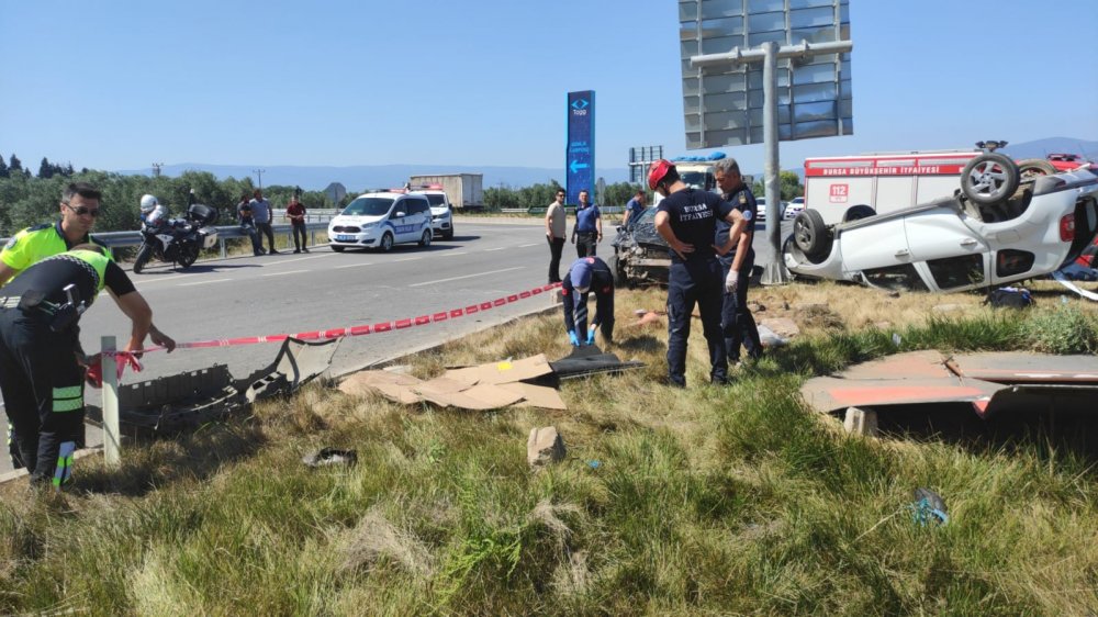 Kavşakta iki otomobil çarpıştı; 1 ölü, 4 yaralı