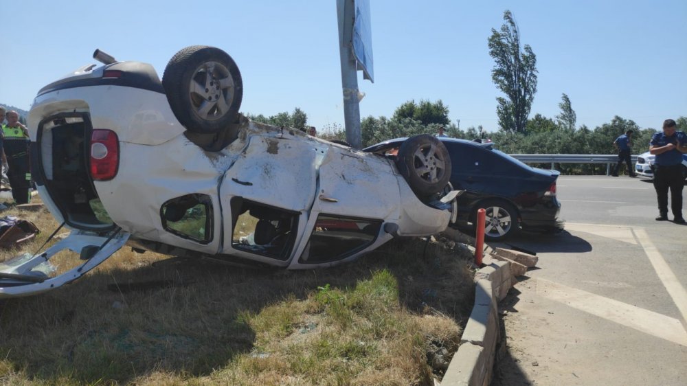 Kavşakta iki otomobil çarpıştı; 1 ölü, 4 yaralı