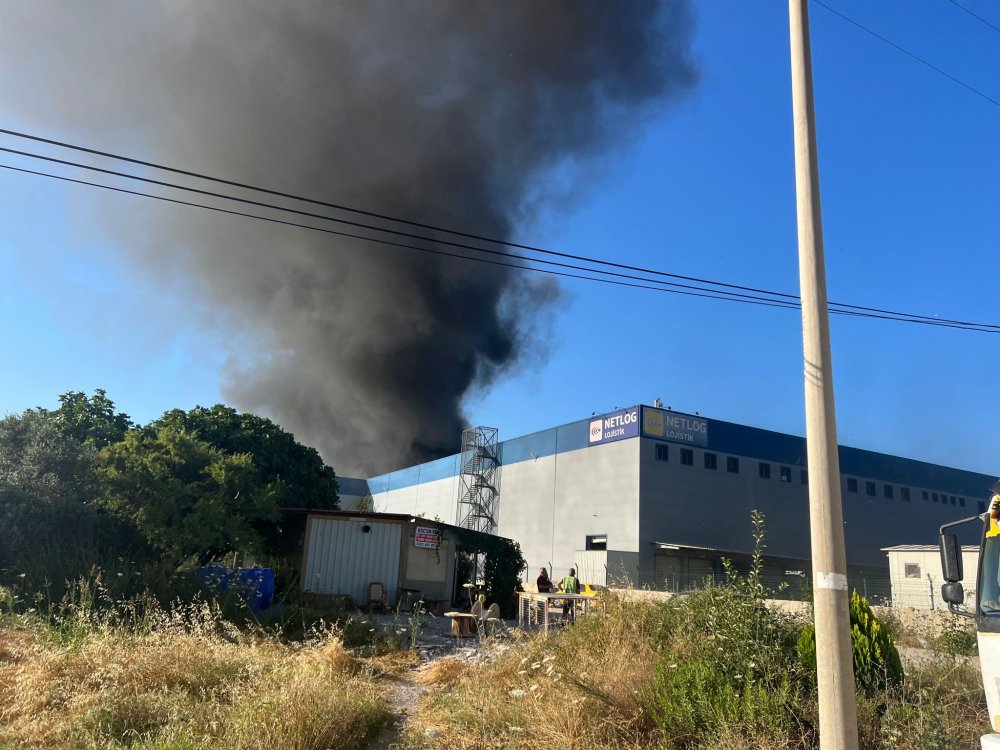 Muğla'da atık sahasında çıkan yangın, ormana sıçramadan söndürüldü