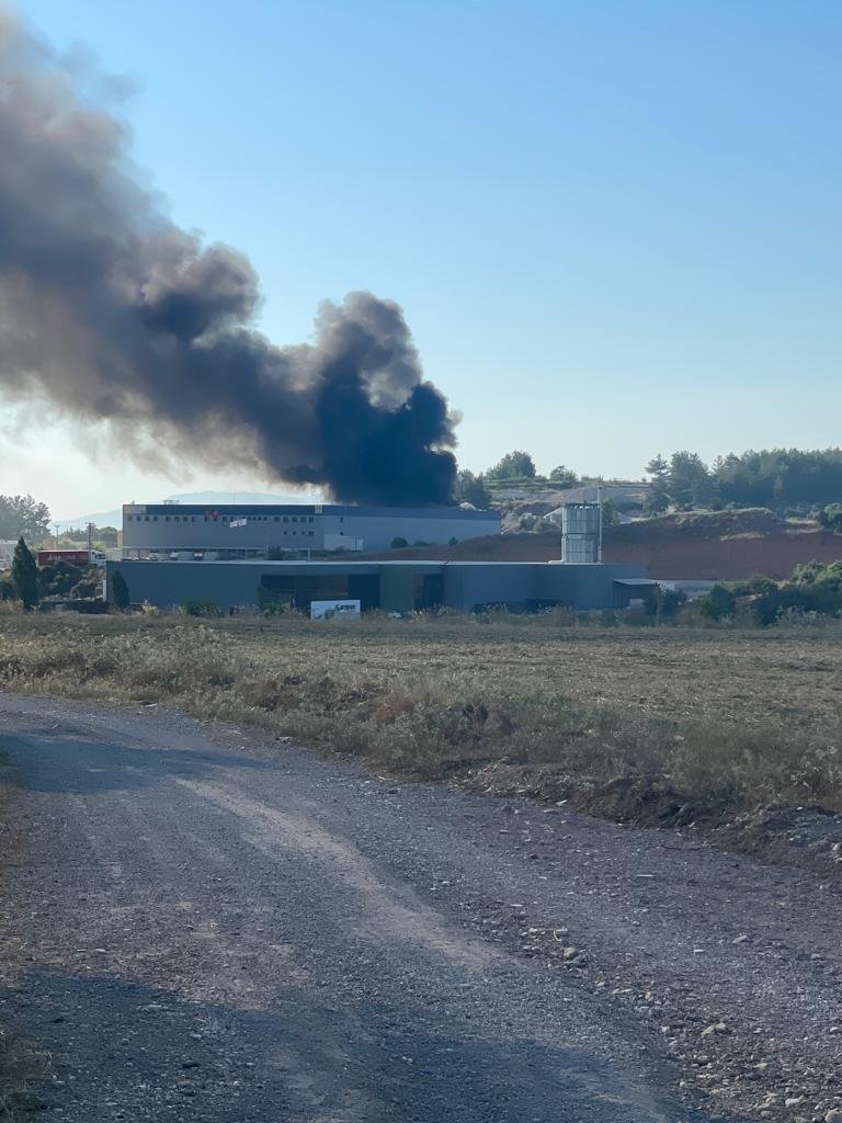 Muğla'da atık sahasında çıkan yangın, ormana sıçramadan söndürüldü