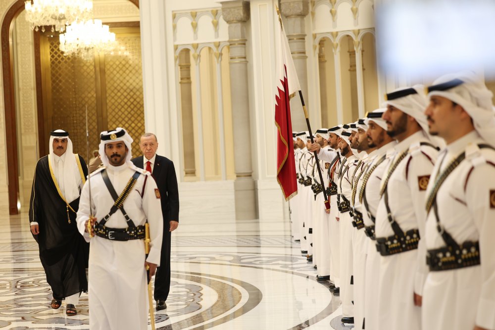 Cumhurbaşkanı Erdoğan Katar’da resmi törenle karşılandı
