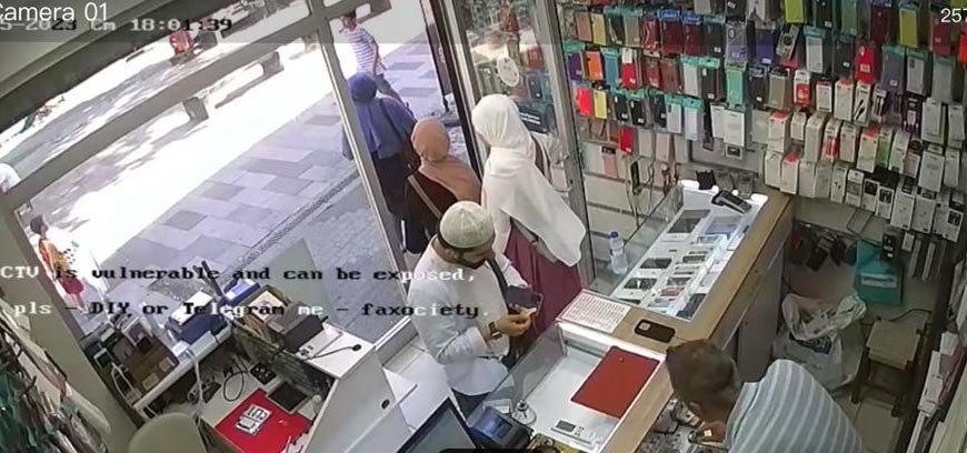 Sahte dolarla esnafı dolandırıp son model telefon aldılar