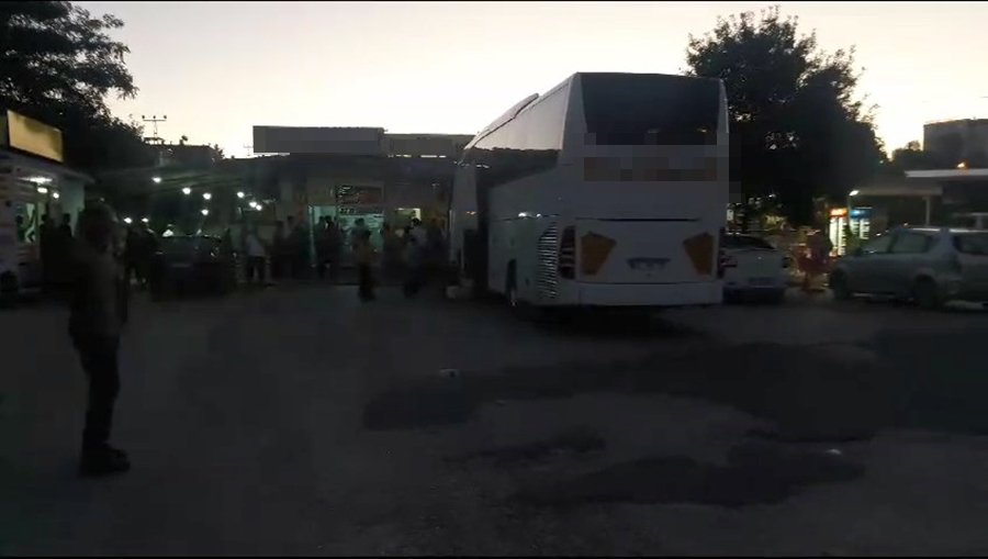 Satırlı, bıçaklı kavga: 1’i ağır 3 yaralı, 8 gözaltı