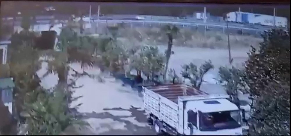 TIR şarampole yuvarlandı; o anlar kamerada