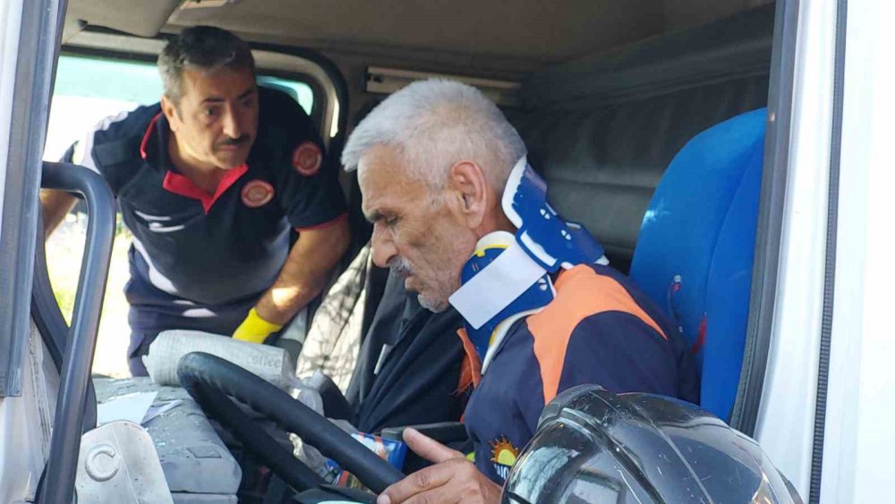 Akaryakıt tankeri tıra çarptı: Sıkışan sürücüyü itfaiye kurtardı