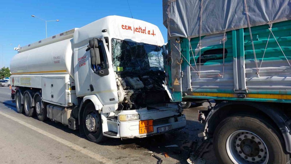 Akaryakıt tankeri tıra çarptı: Sıkışan sürücüyü itfaiye kurtardı