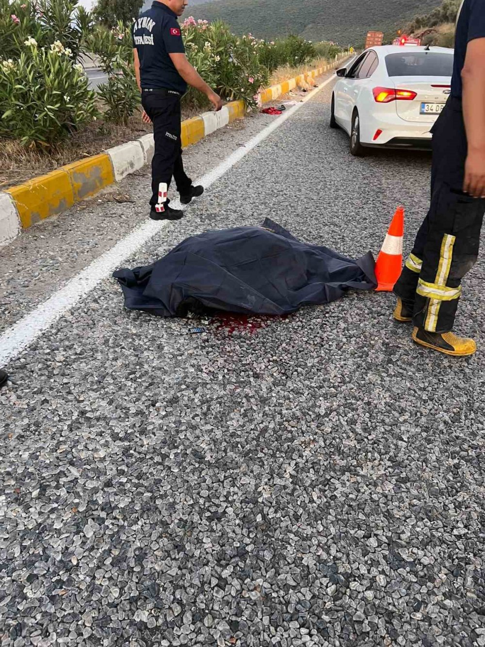 Refüje çarpan otomobilin sürücüsü öldü