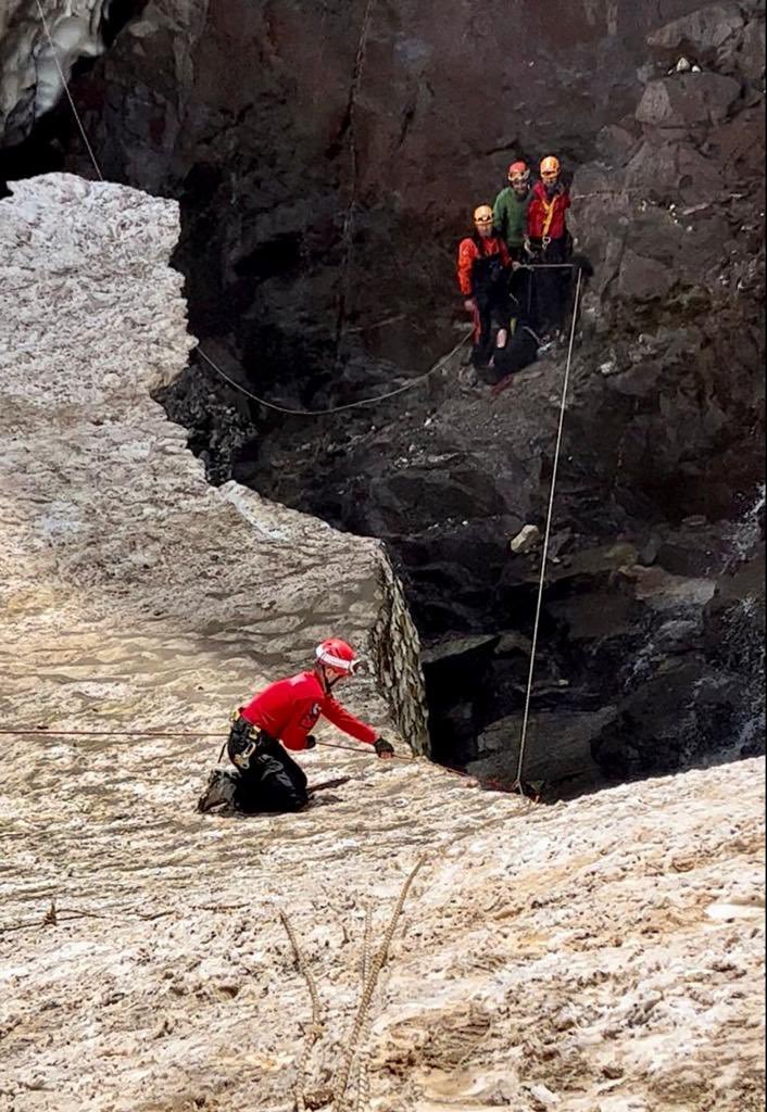 Bakan Yerlikaya, Hakkari'de doğa sporu yapan 4 kişiden 2'sinin öldüğünü açıkladı