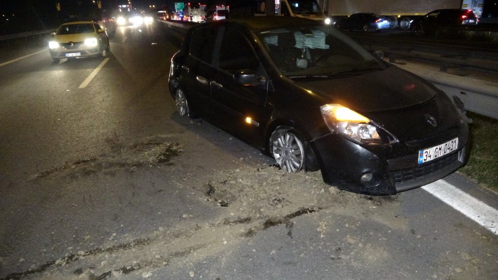 Tırın yükü yola saçılıp, aydınlatma direğini devirdi: 3 yaralı