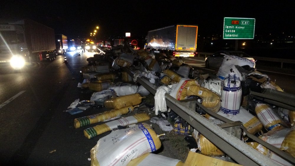 Tırın yükü yola saçılıp, aydınlatma direğini devirdi: 3 yaralı