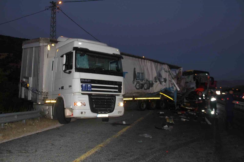 Yolcu otobüsü ile tır çarpıştı: 1 ölü, 32 yaralı