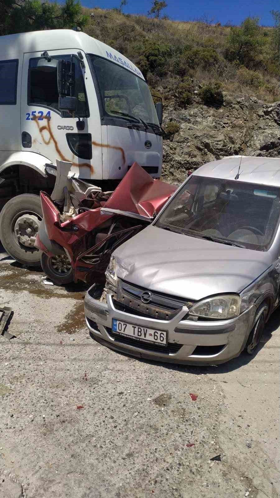 Direksiyon hakimiyeti kaybolan vidanjör, park halindeki 8 araca çarptı