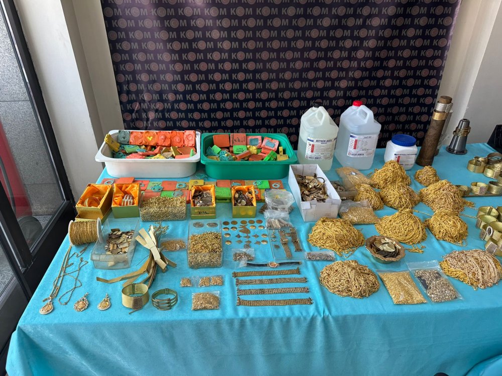 Kapalıçarşı'da ayarını düşürdükleri altınları piyasaya süren şüphelilere operasyon