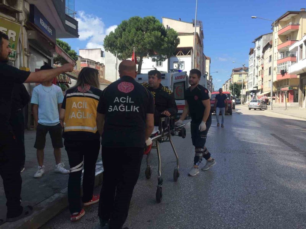 Aracın sıkıştırdığı motosiklet devrildi: 1 yaralı