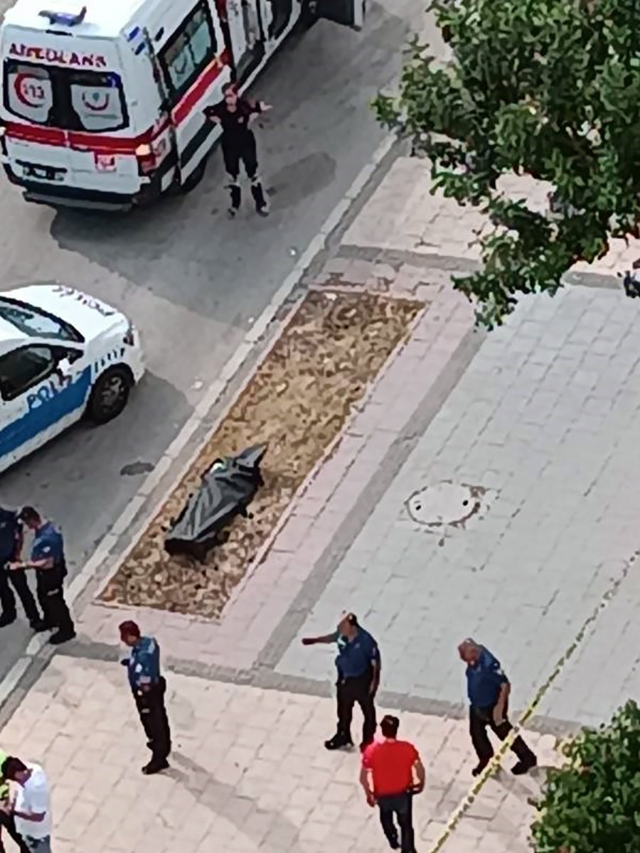 Devrilen otomobilden fırlayan sürücü, başını asfalta çarpıp öldü