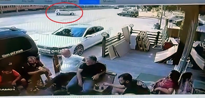 Devrilen otomobilden fırlayan sürücü, başını asfalta çarpıp öldü