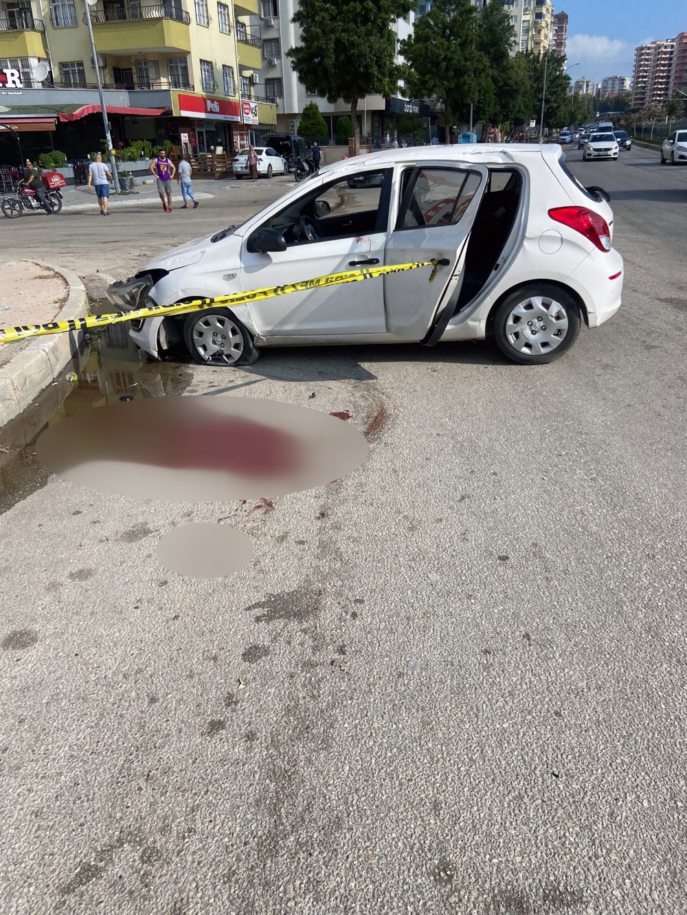 Devrilen otomobilden fırlayan sürücü, başını asfalta çarpıp öldü