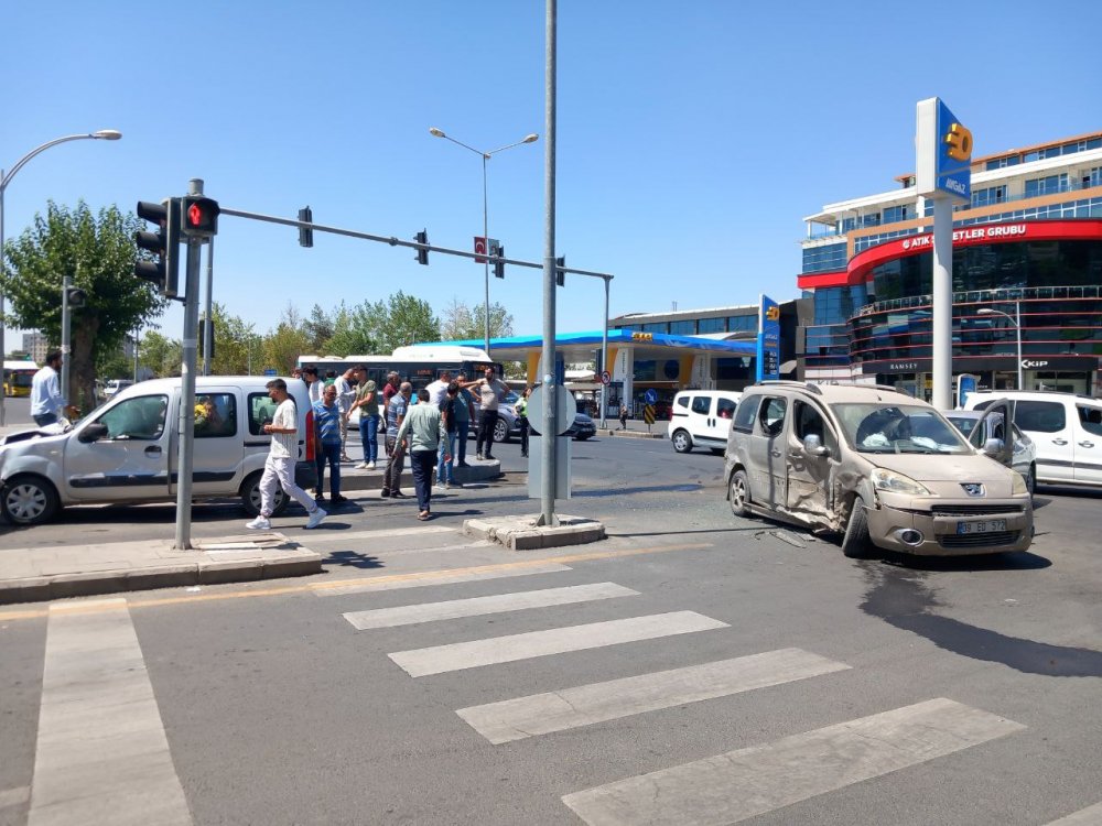 Hatalı dönüş yapan otomobil, zincirleme kazaya neden oldu; 1’i çocuk, 5 yaralı