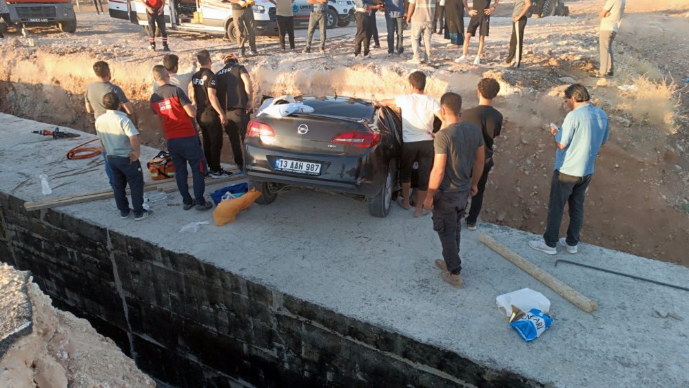 Çalışma yapılan kapalı yola giren otomobil çukura düştü: 1 ölü, 4 yaralı