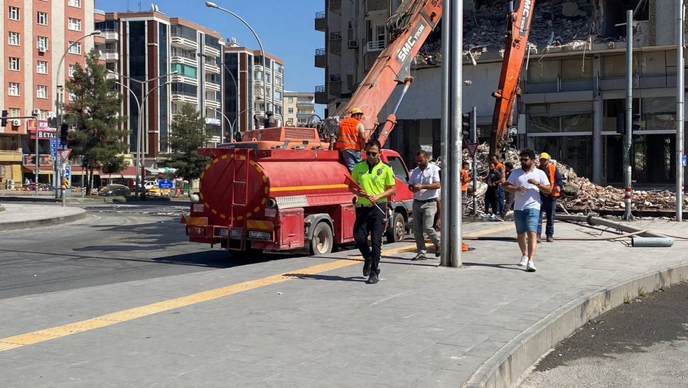 Polis uyardı, ağır hasarlı binanın yıkımı Türk bayrağı için durduruldu