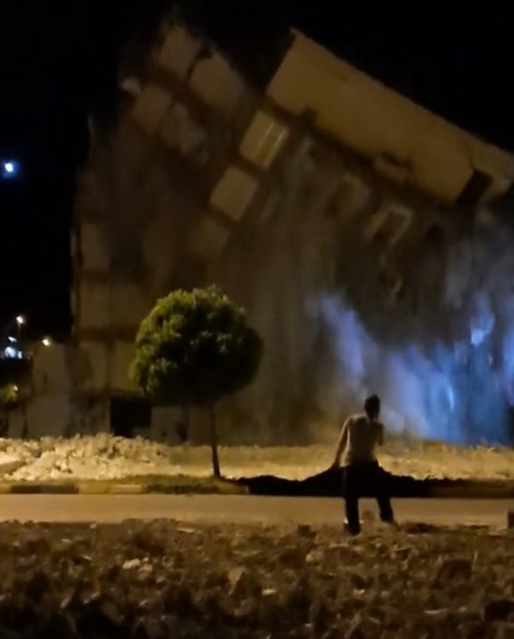 Ağır hasarlı 6 katlı bina, yıkım sırasında çöktü