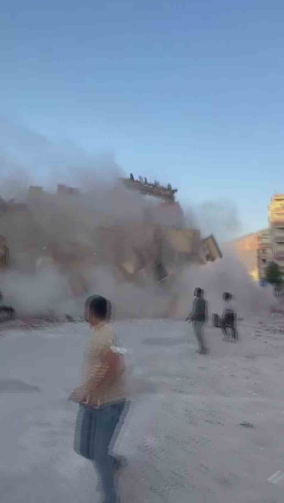 Binanın çökmesiyle neye uğradıklarını şaşırdılar